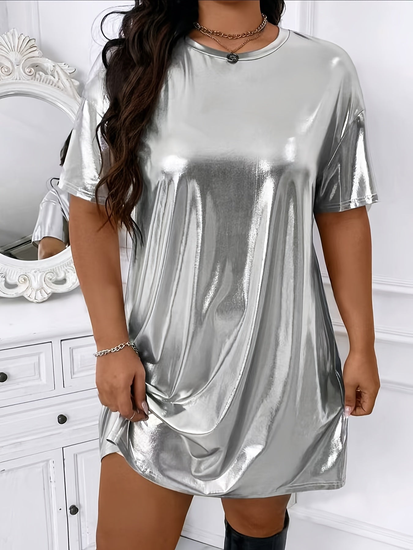 Modna sukienka T-shirt - jednokolorowa, metaliczny wygląd, opadające ramiona, swobodna i wygodna