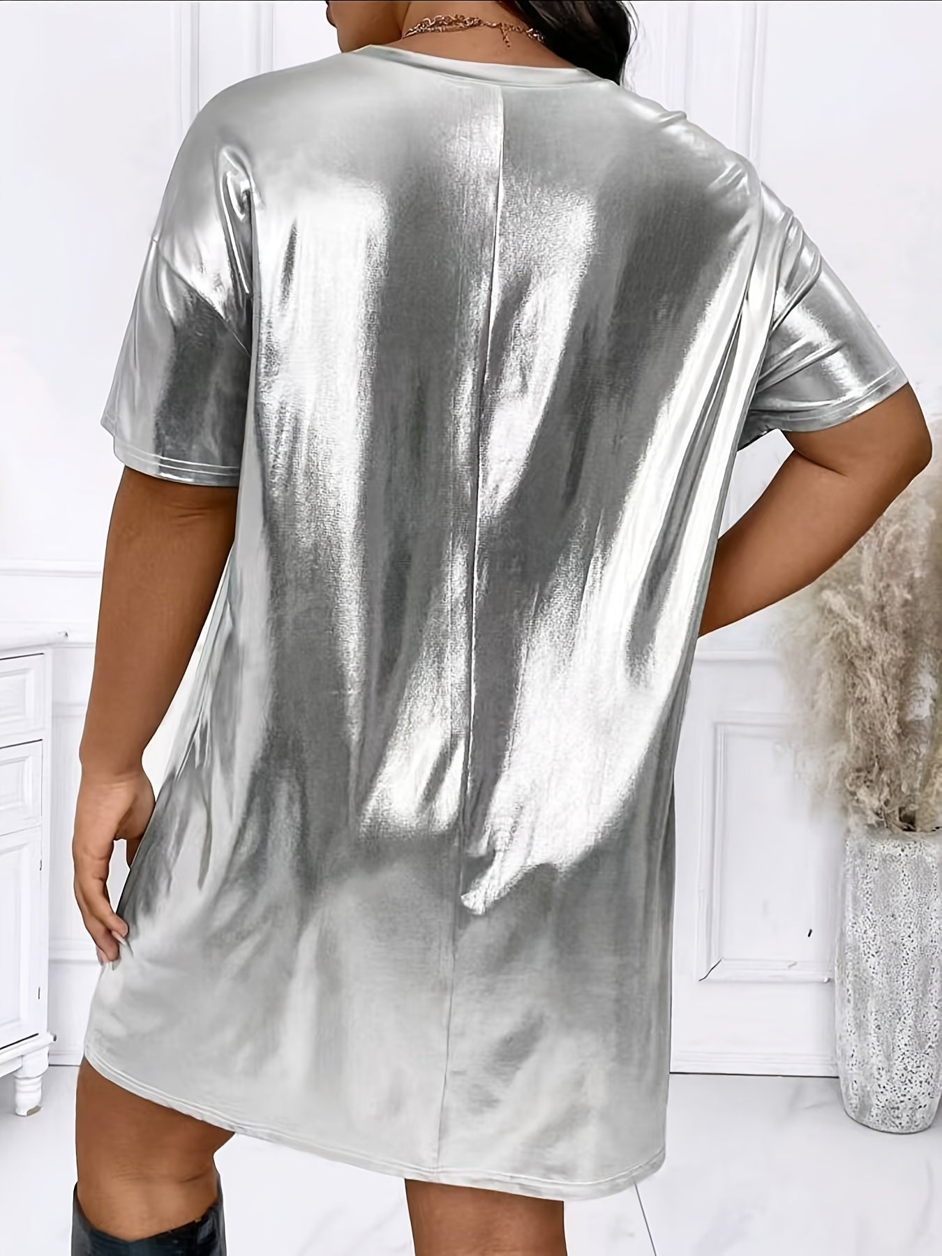 Modna sukienka T-shirt - jednokolorowa, metaliczny wygląd, opadające ramiona, swobodna i wygodna